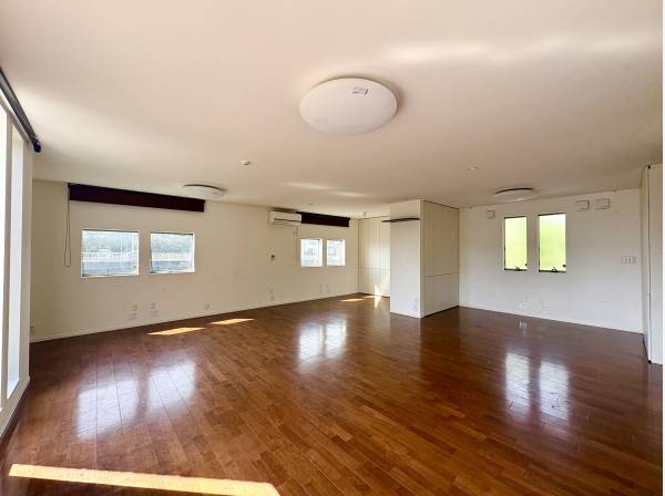 窓が多く、リバーサイドのため風通し良好！