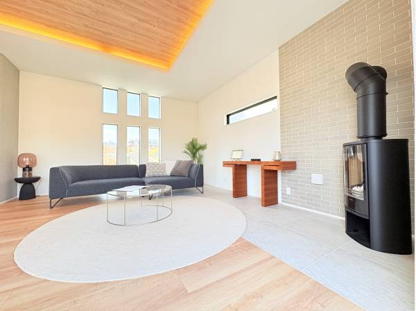 暖炉を囲うリビング部分