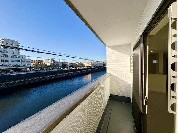 湘南の海に続く川沿いは心地のよい風が吹き抜けます