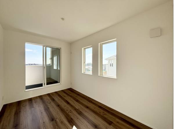 2回洋室部分。バルコニーへ出られます