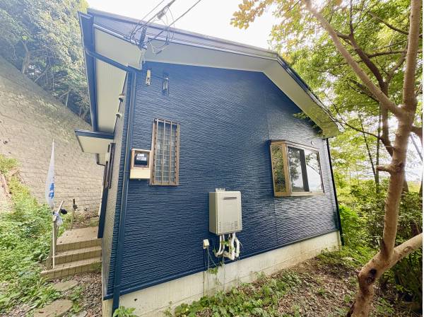 緑に囲まれた平屋の住宅になります