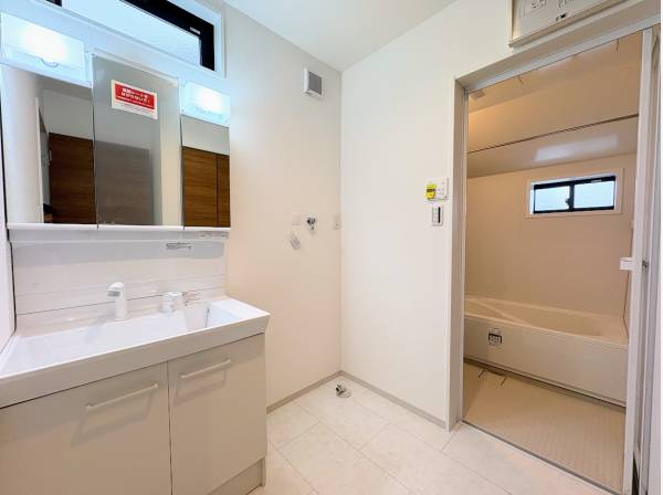 サニタリールームとバスルーム