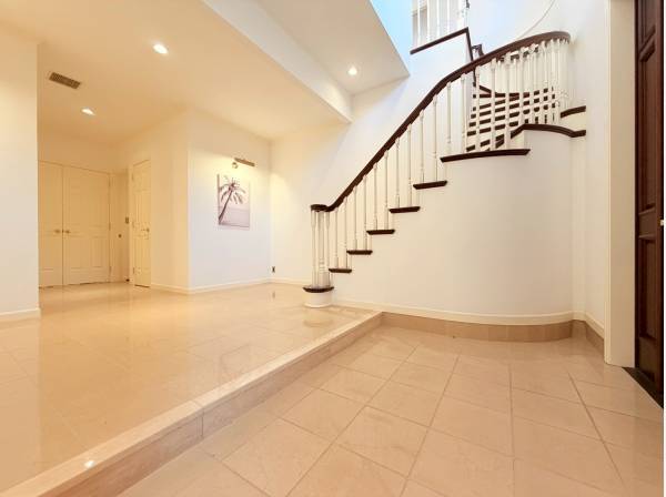 エントランスから息を呑む美しい空間、、