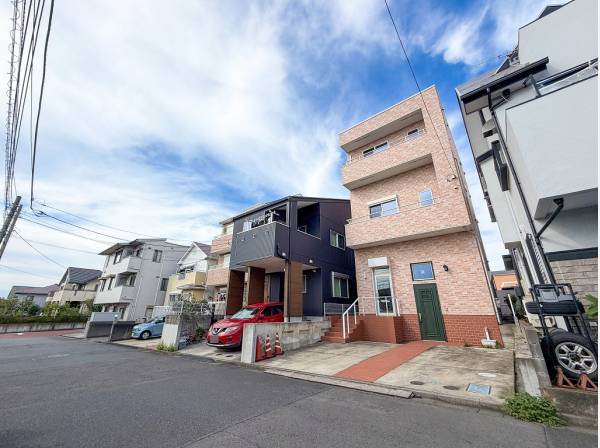 幅員のある接道に面しており車の出入りも快適です