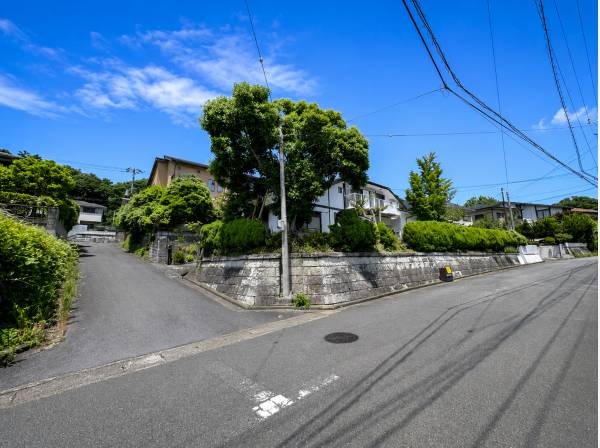 葉山の自然豊かな住環境。開放感あふれる南西角地。