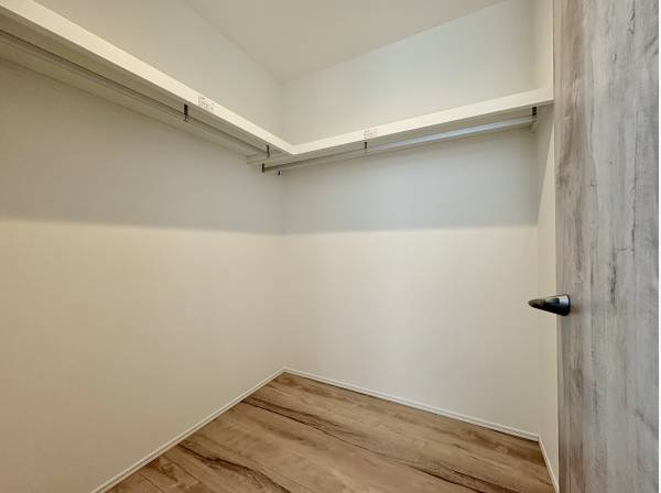 収納性のある広いウォークインクローゼット