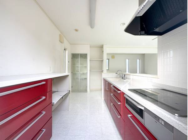 ビビッドなカラーが素敵なキッチンは収納も豊富です