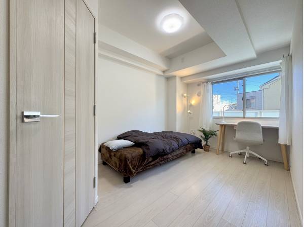 折上げ天井がシンプルなお部屋のアクセントに