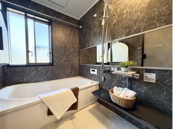 窓が付いたバスルーム