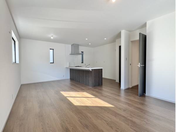 ご家族が集まるLDKは広さ１７帖