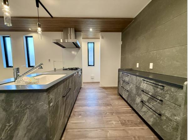 パントリーやカップボードもついております！