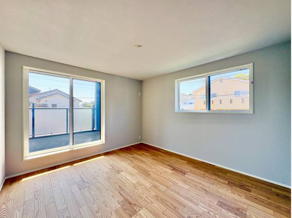 陽光を沢山取り込める大きな窓を設置、明るい居室です