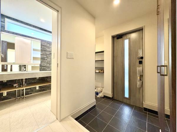 玄関もゆったりです。