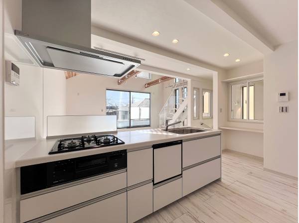 ホワイトで統一されたオープンキッチン