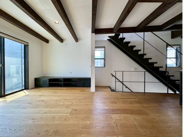 無垢材のぬくもりも感じるリビング