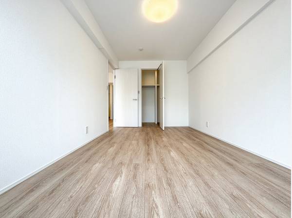 大きなベッドも置けそうな7帖超の居室