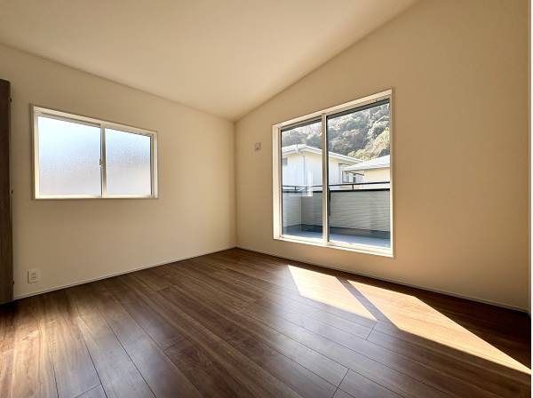 大きなバルコニーにつながる明るい洋室