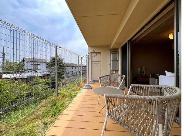 川のせせらぎを感じられる軒付きのウッドデッキ