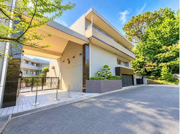 重厚感のあるエントランス