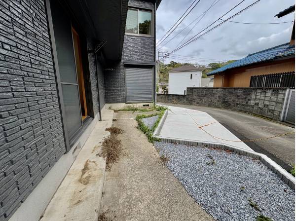 リビングからちょっとした庭に出ることができますよ！