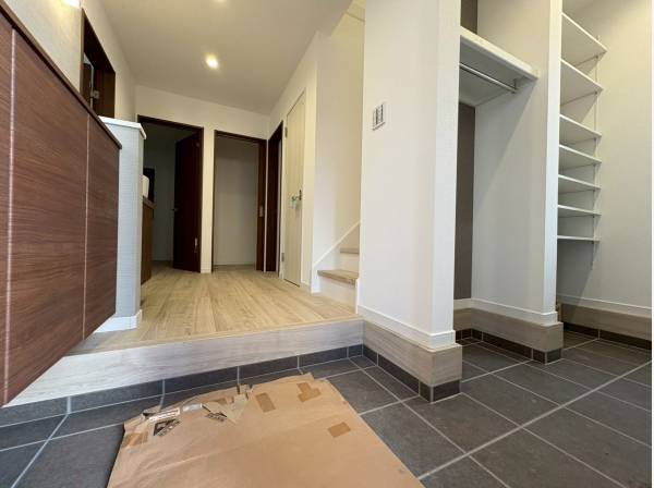 大容量のSICにクロークスペースもあるゆとりのエントランス