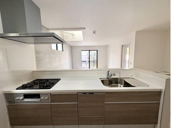 家族の声が届く対面キッチン