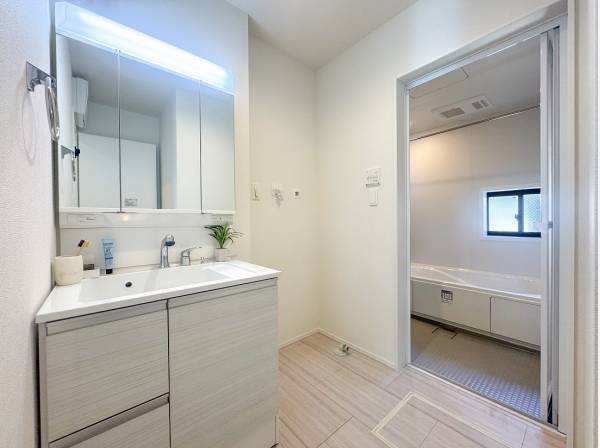 質感の異なるウッド調が明るく豊かな雰囲気をもたらします