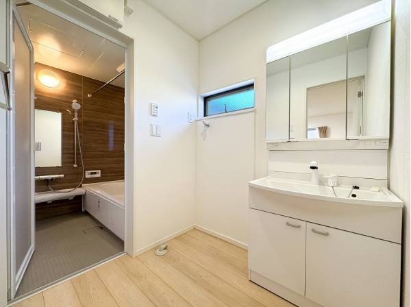 木の温もりが温かみ溢れるバス・パウダールーム