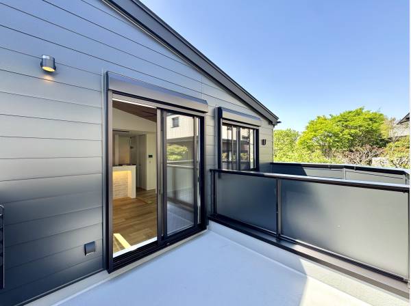 リビングからつながる大きなバルコニー