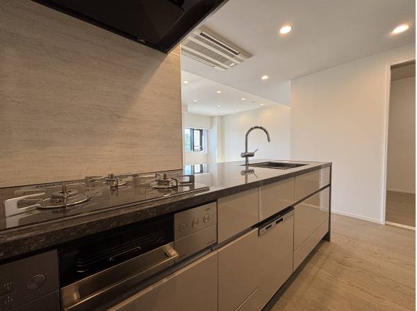 料理をしながら家族と会話が弾む、人気の対面式キッチン。