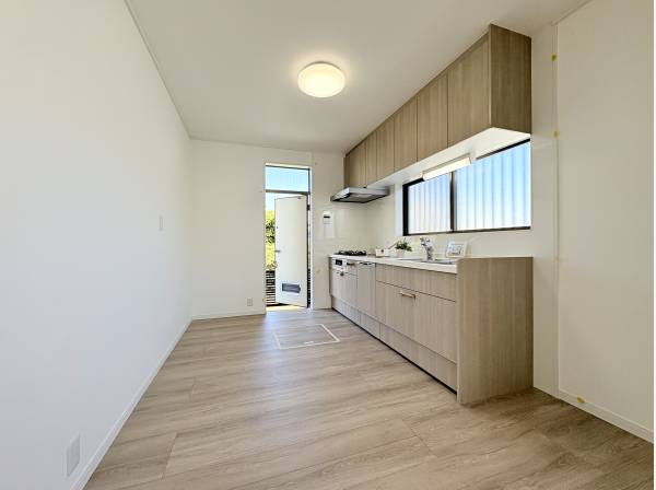 料理を庭まで持って行く事もできるキッチンスペース