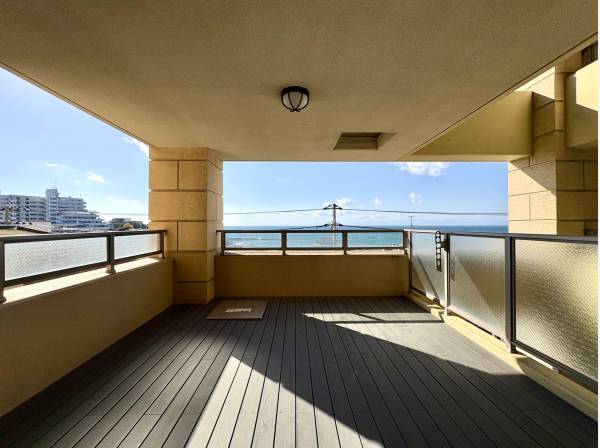 ゆったりとしたオープンエアバルコニー