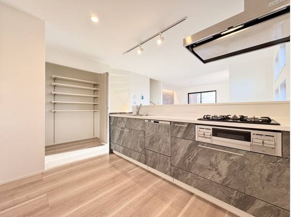 キッチンスペース　奥にはパントリーもございます♪