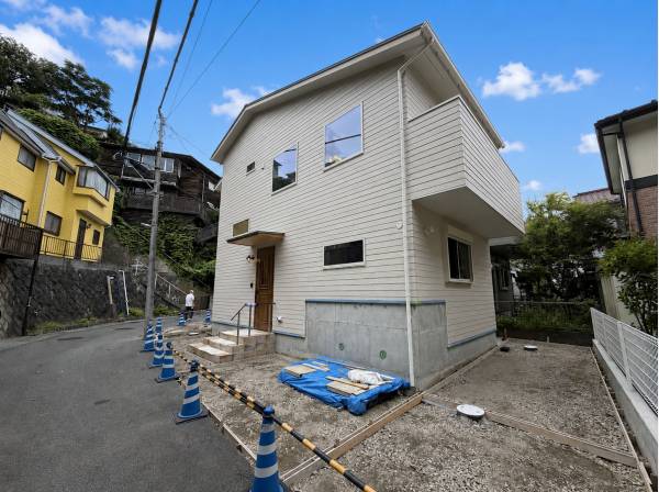 カースペースは3台（車種による）、シンプルな外観