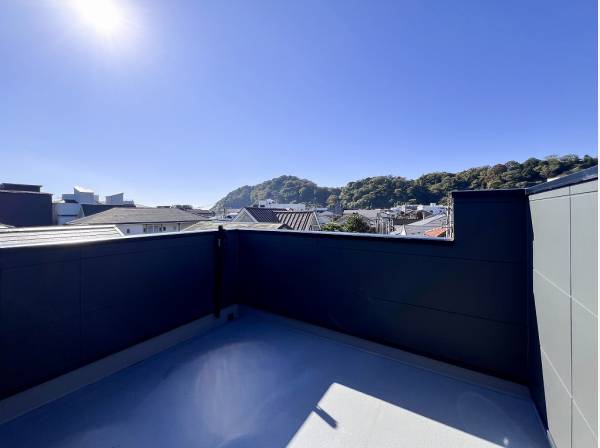 潮風を感じつつ山々の緑も感じられる自然豊かなロケーション