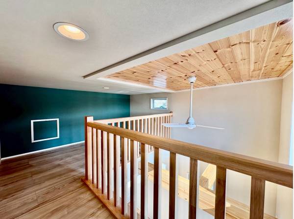 ブルーのアクセントクロスが映えるロフトスペース、下にはLDK！