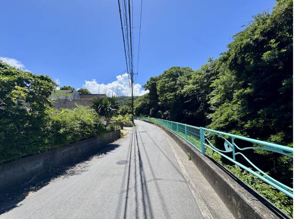 自然が子供の遊び場になる。家族の記憶を豊かに刻む、葉山の暮らし。