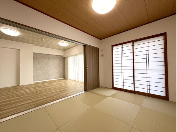 引き戸の向こうに明るさが続き暮らしの動きが心地よくつながる和室