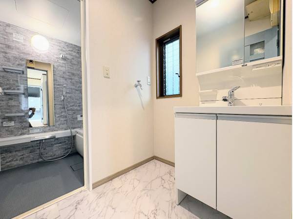 サニタリールームとバスルーム