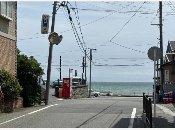 １分も歩けば由比ガ浜の海へ(約80ｍ)