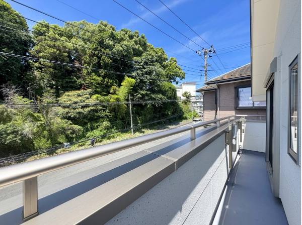 お洗濯物もカラっと乾きそうな気持ちの良いバルコニー