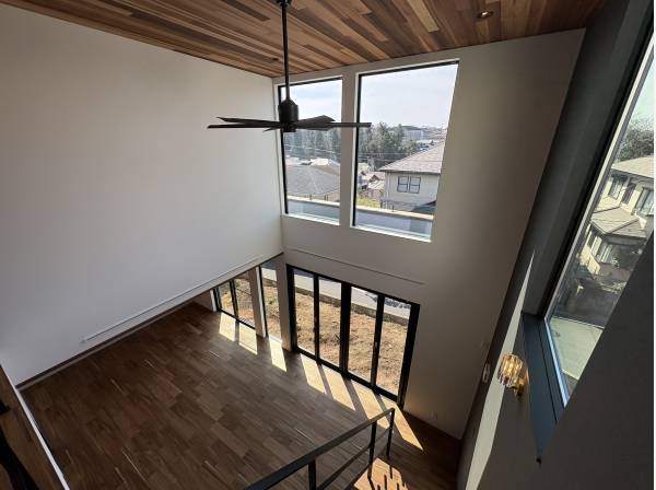 2階にも大きな窓がたくさん有ります。