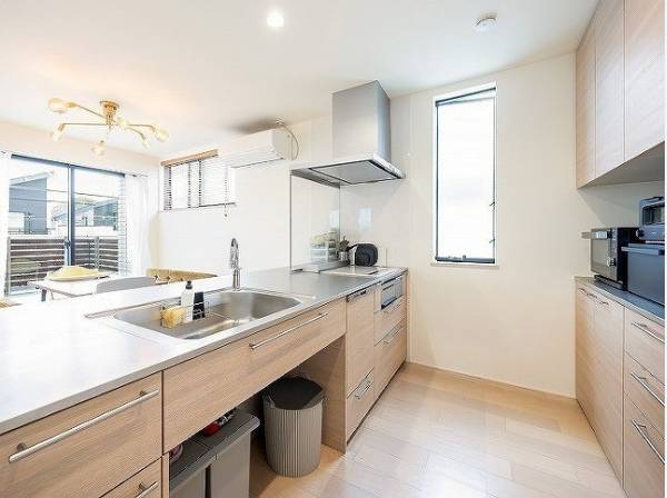 作業スペースが広く収納が充実した使い勝手の良いキッチン