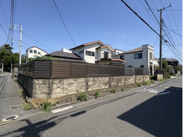 南東西の角地につき、開放感・陽当りにも優れます