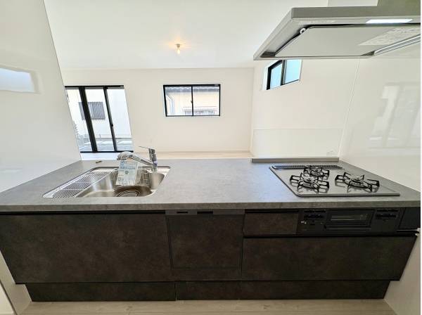 対面式のシステムキッチン。作業スペースが広く料理も楽しく調理できます。