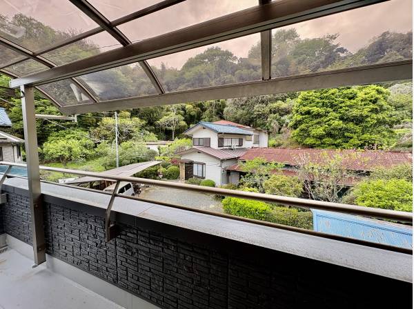 2階のバルコニーには屋根があるので洗濯物も安心して干せますよ！