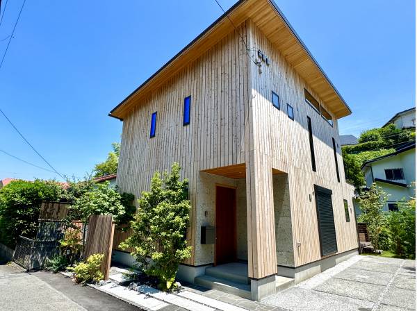 屋久杉板張りで周囲の雰囲気に馴染みます