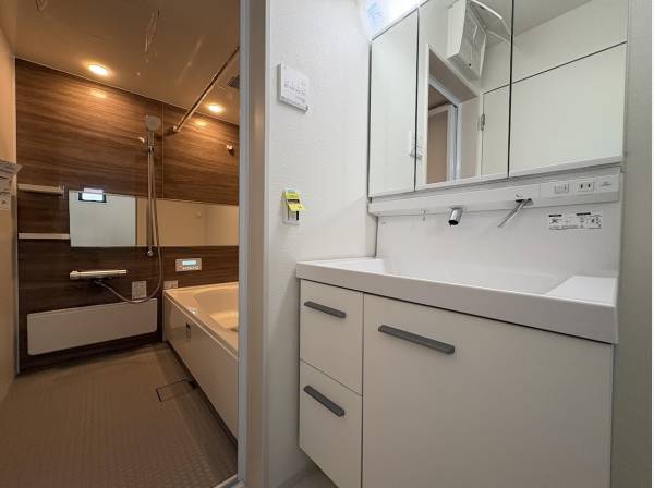 サニタリールームとバスルーム