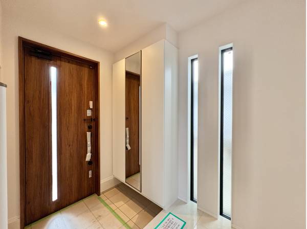 住まいの顔となる、ゆとりと開放感を備えた玄関