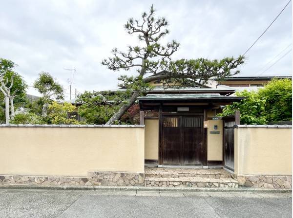 和の趣ある門構え